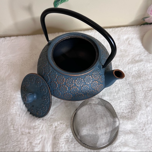 Japanese Cast Iron Floral Teapot with Copper Accents 💕 - Picture 3 of 10